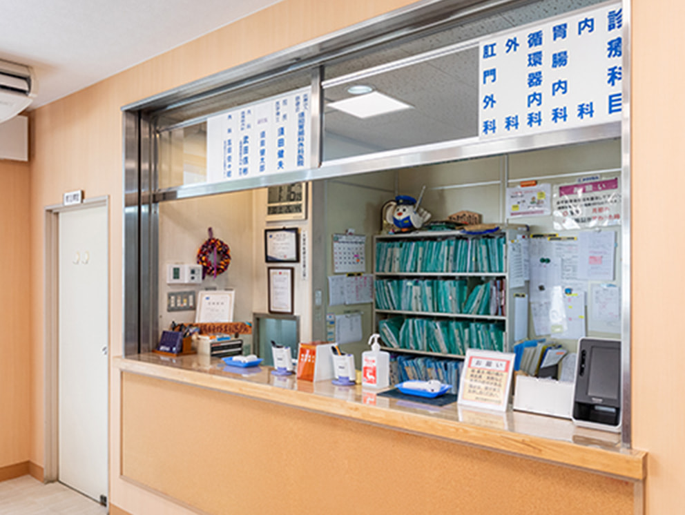 病院の受付窓口の様子