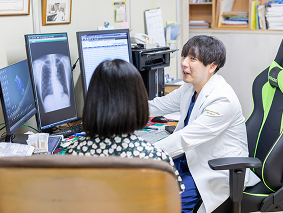 診療用の問診票に記入している様子