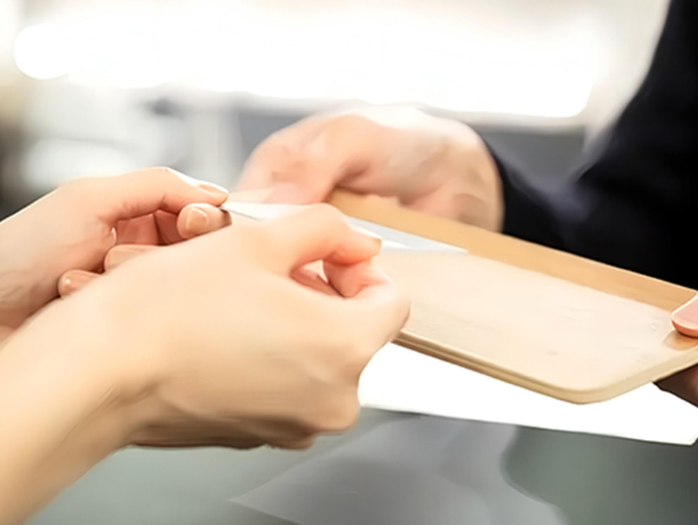 診療用の問診票に記入している様子