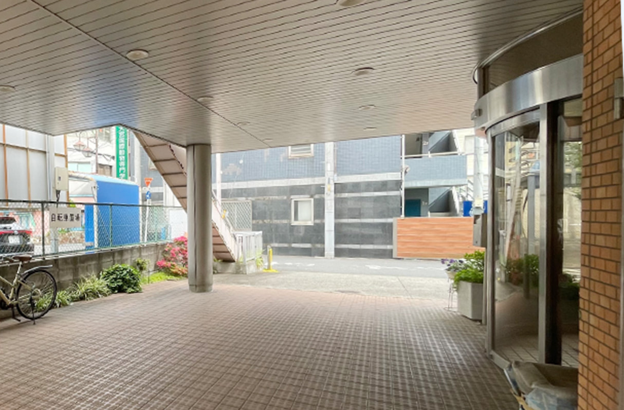 自転車駐輪スペースと入口の写真