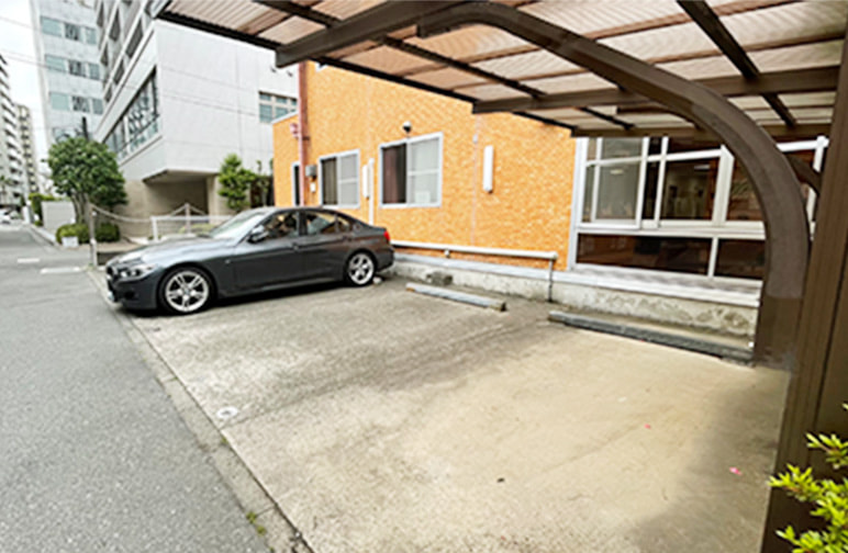 建物沿い駐車スペースの写真