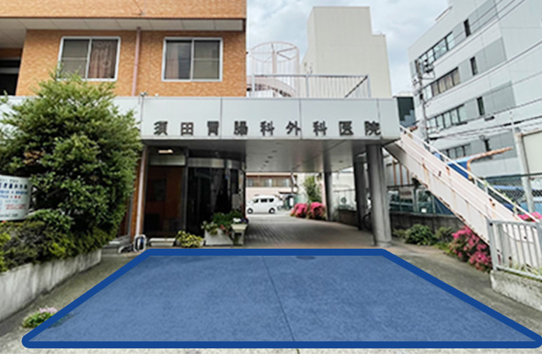 正面入口前の駐車スペースの写真