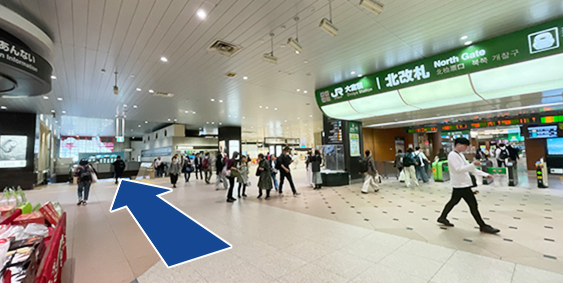 大宮駅西口の改札を出る様子