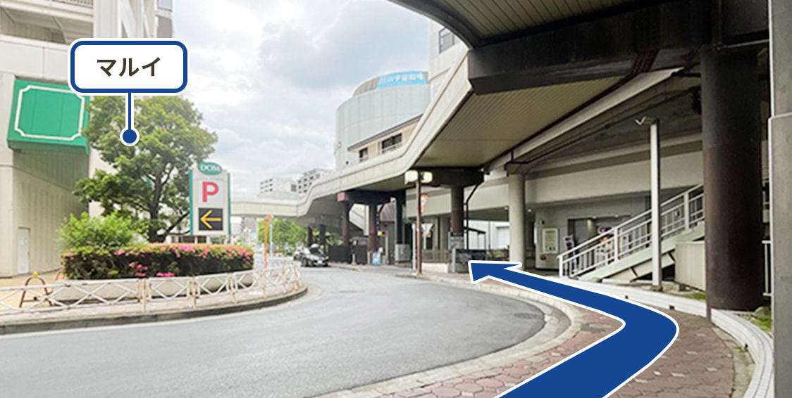 カーブした道路を直進する様子