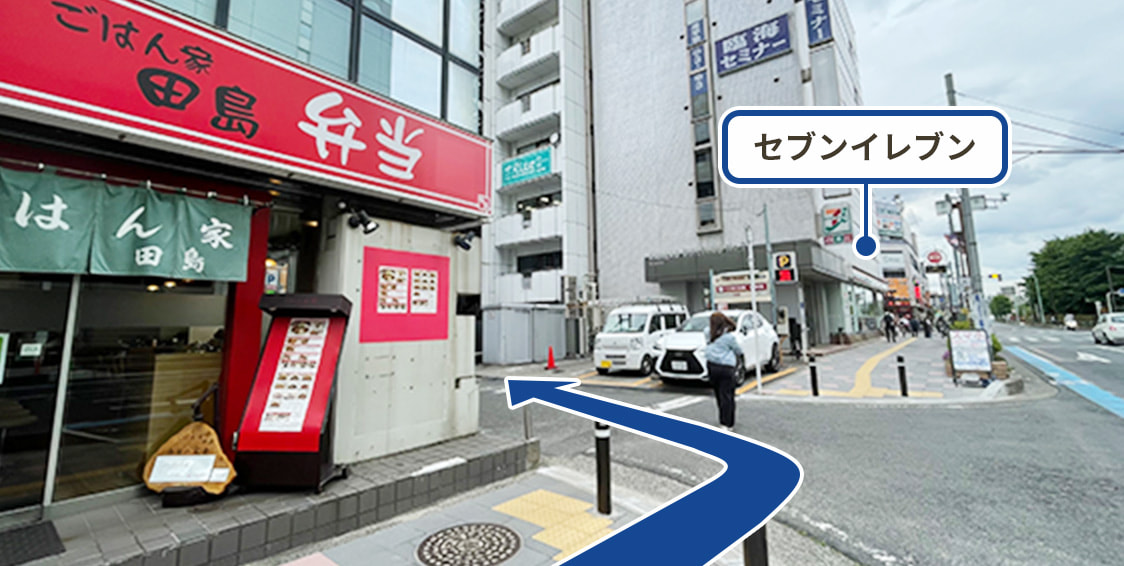 お弁当屋さんの角を曲がる様子