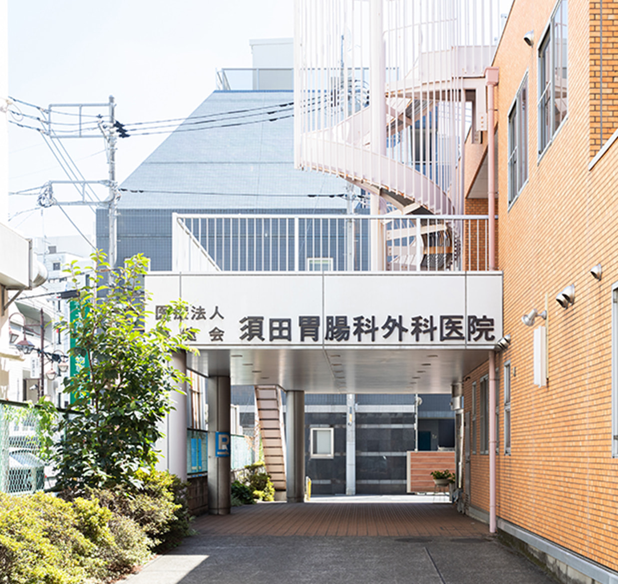 病院の正面入口が写された外観写真