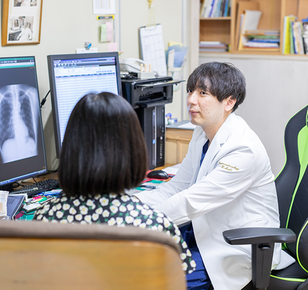 医師が患者にモニターを使って説明している様子