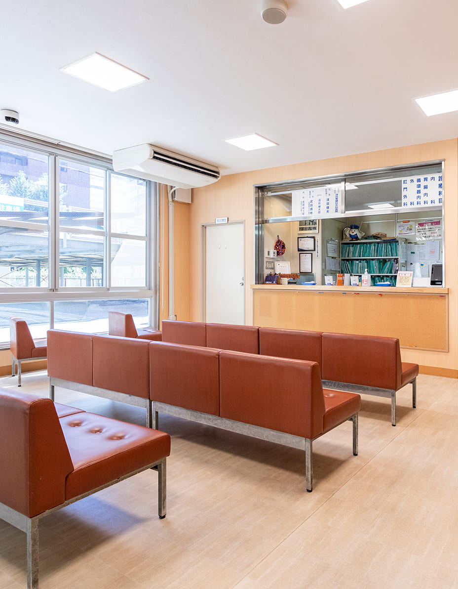 医師が患者にレントゲン画像を見せながら説明している様子